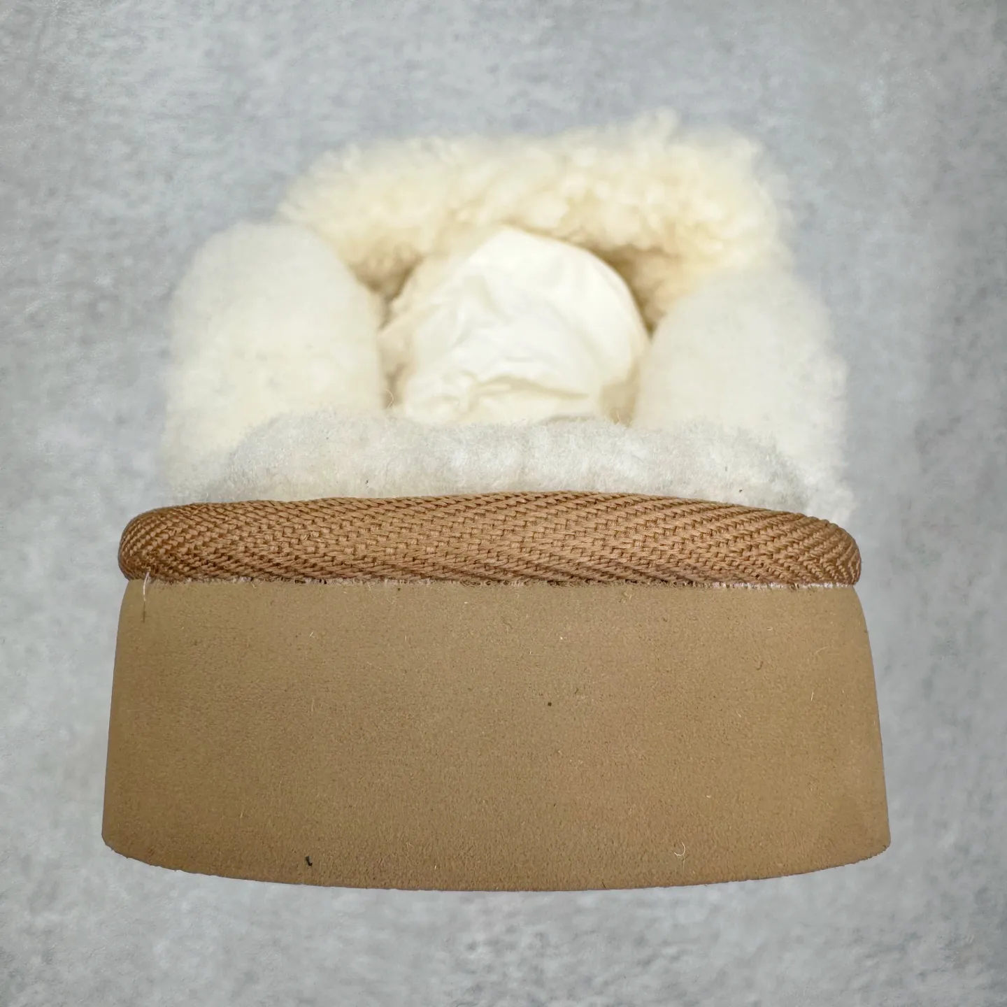 Pick up locally 💰 440 UGG slippers 1206 letter embroidered classic short-tube autumn and winter sheep fur all-in-one snow boots All shoes are made from the same factory as ZP Longfeng A-grade Australian imported sheep fur all-in-one Brand OEM production line Fully follow the ZP process flow OEM original pattern maker Adhere to no original shoes and no development selection Pay attention to every detail The most authentic version on the market TREADLITE "Light Wing" technology outsole Lightweight/durable/flexible/pile size: 35 36 37 38 39 40 Coding: by2936070